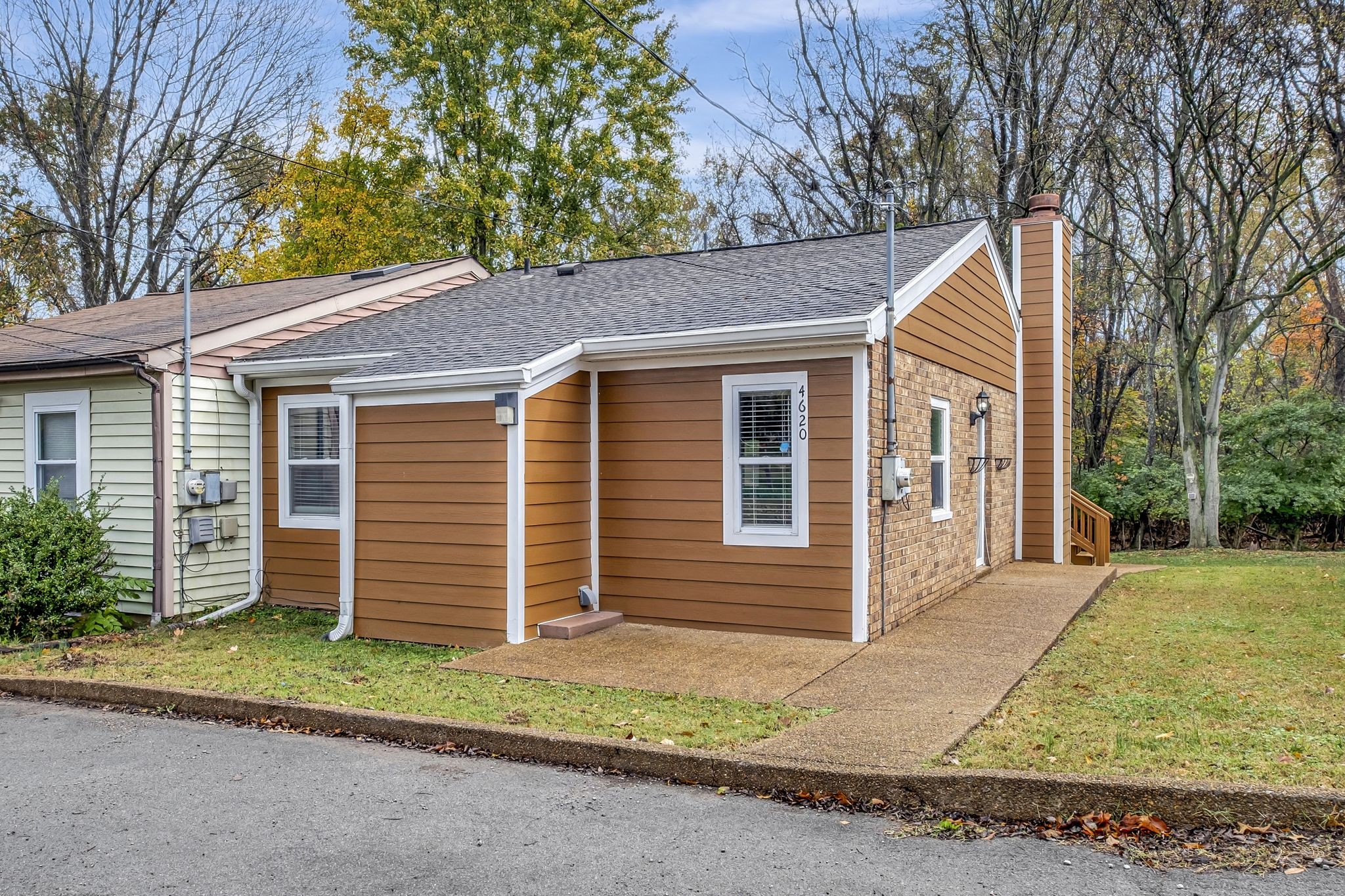 a view of a house with a yard