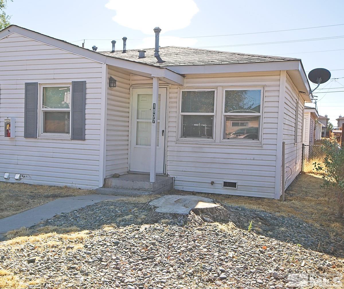 a view of a house with a yard