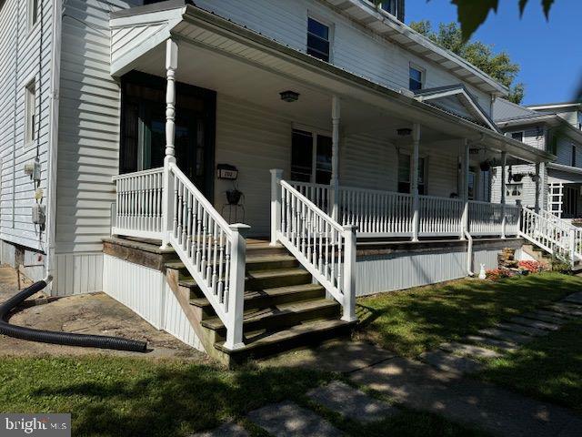 a view of a house with backyard and deck