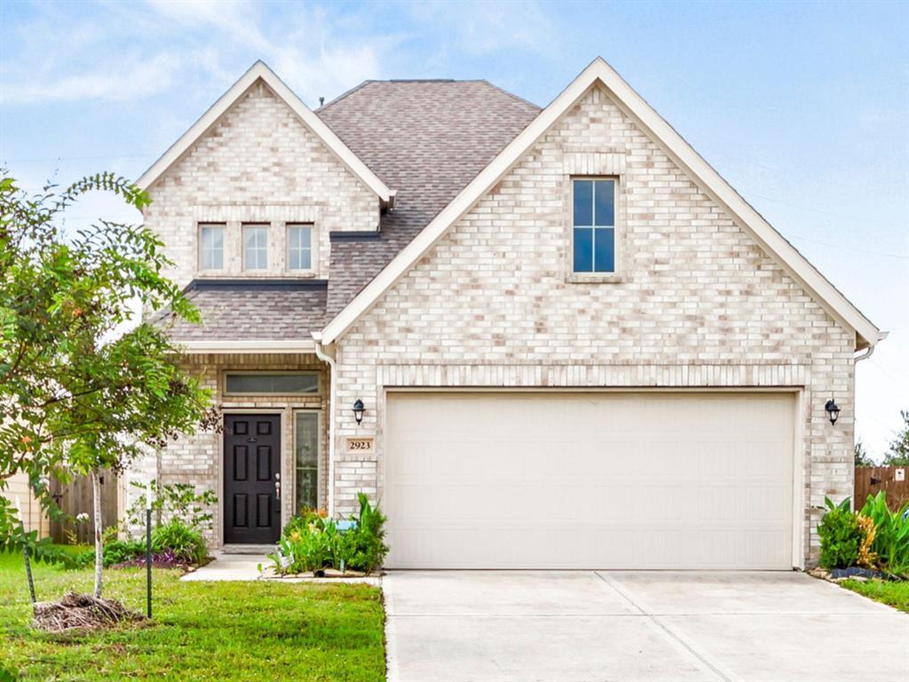 a view of a house with yard