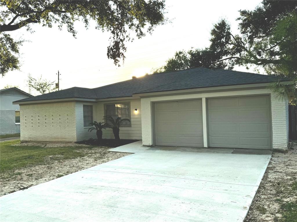 NEW 30 YEAR RIDGE VENT ROOF* NEW DRIVEWAY*