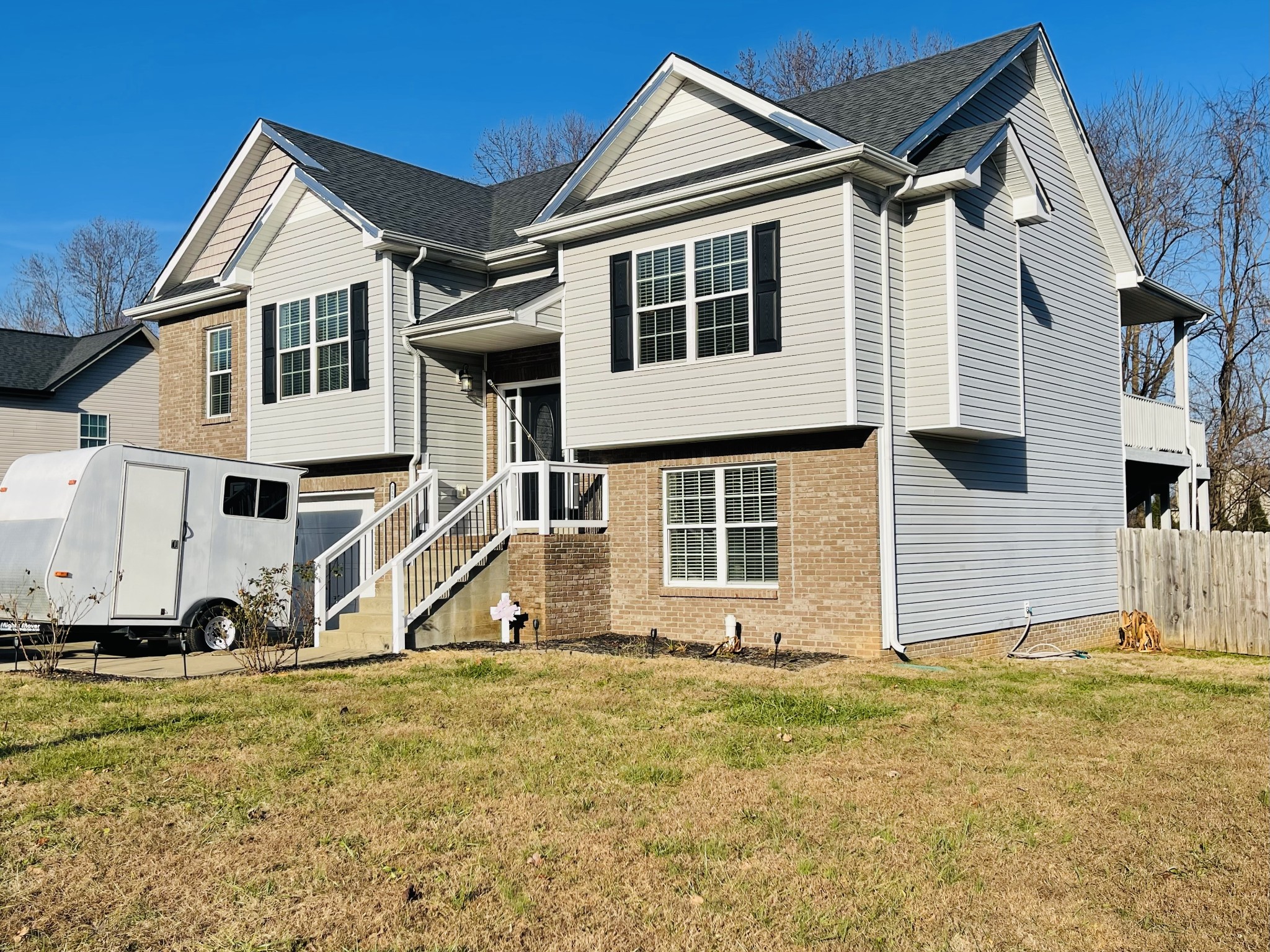 a view of a house with backyard