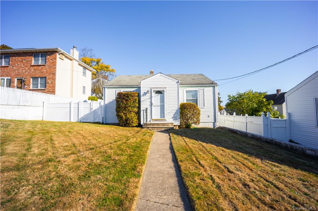 View of front of home featuring a front yard