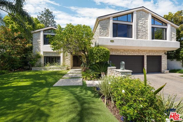 $4,495,000 | 9722 Royce Court | Beverly Hills Post Office