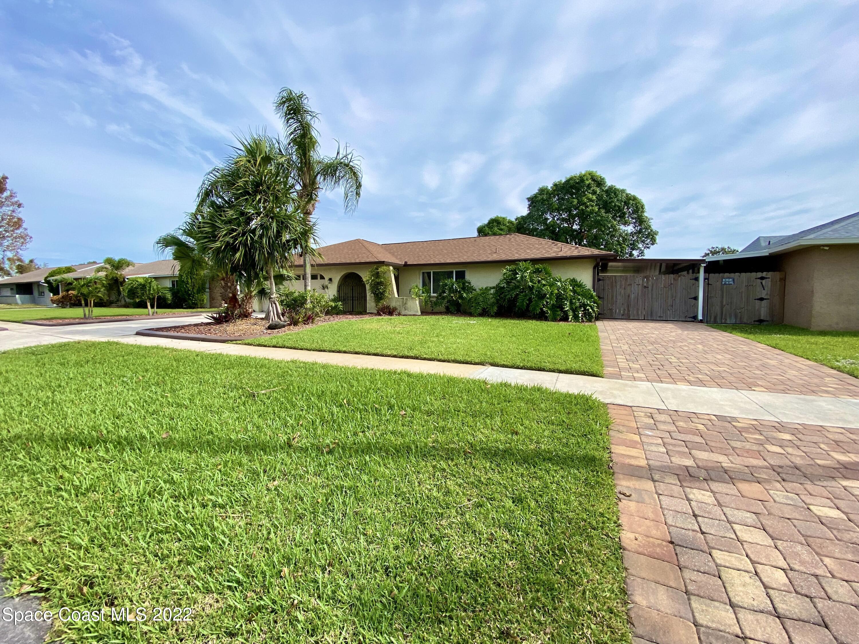 a view of back yard of the house