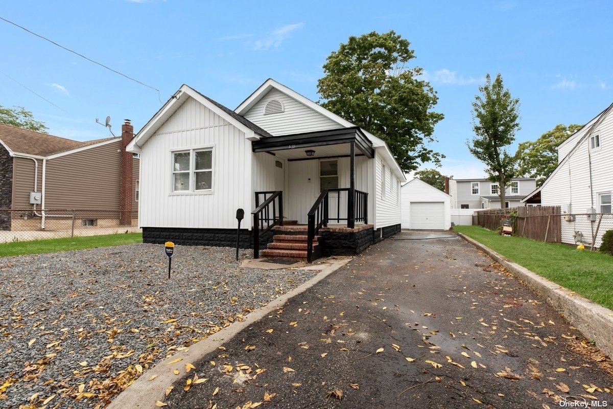 a view of a house with backyard