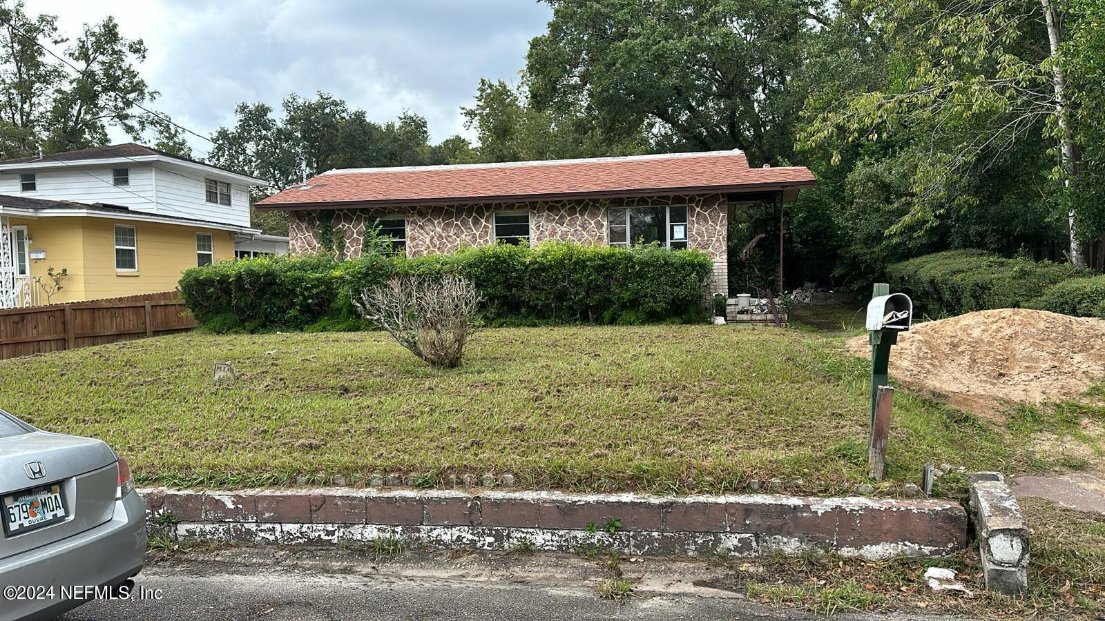 a view of a house with backyard