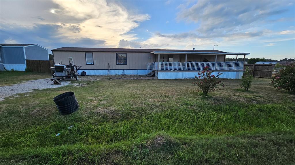 a view of a house with backyard and garden