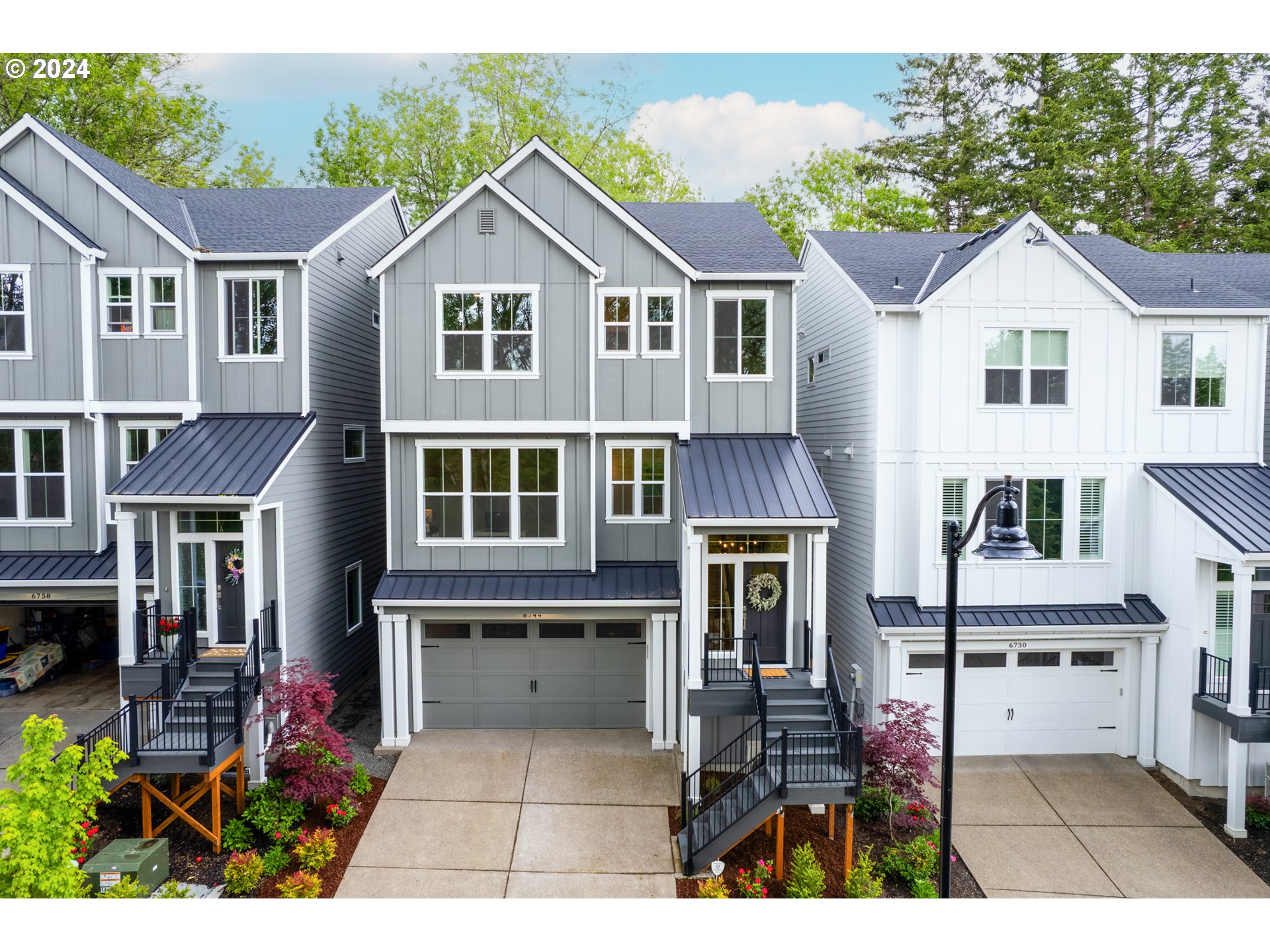 a view of front a house with a yard