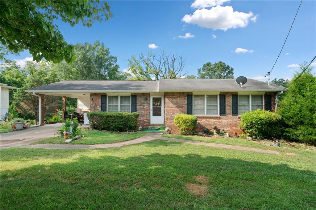 a view of a house with a yard