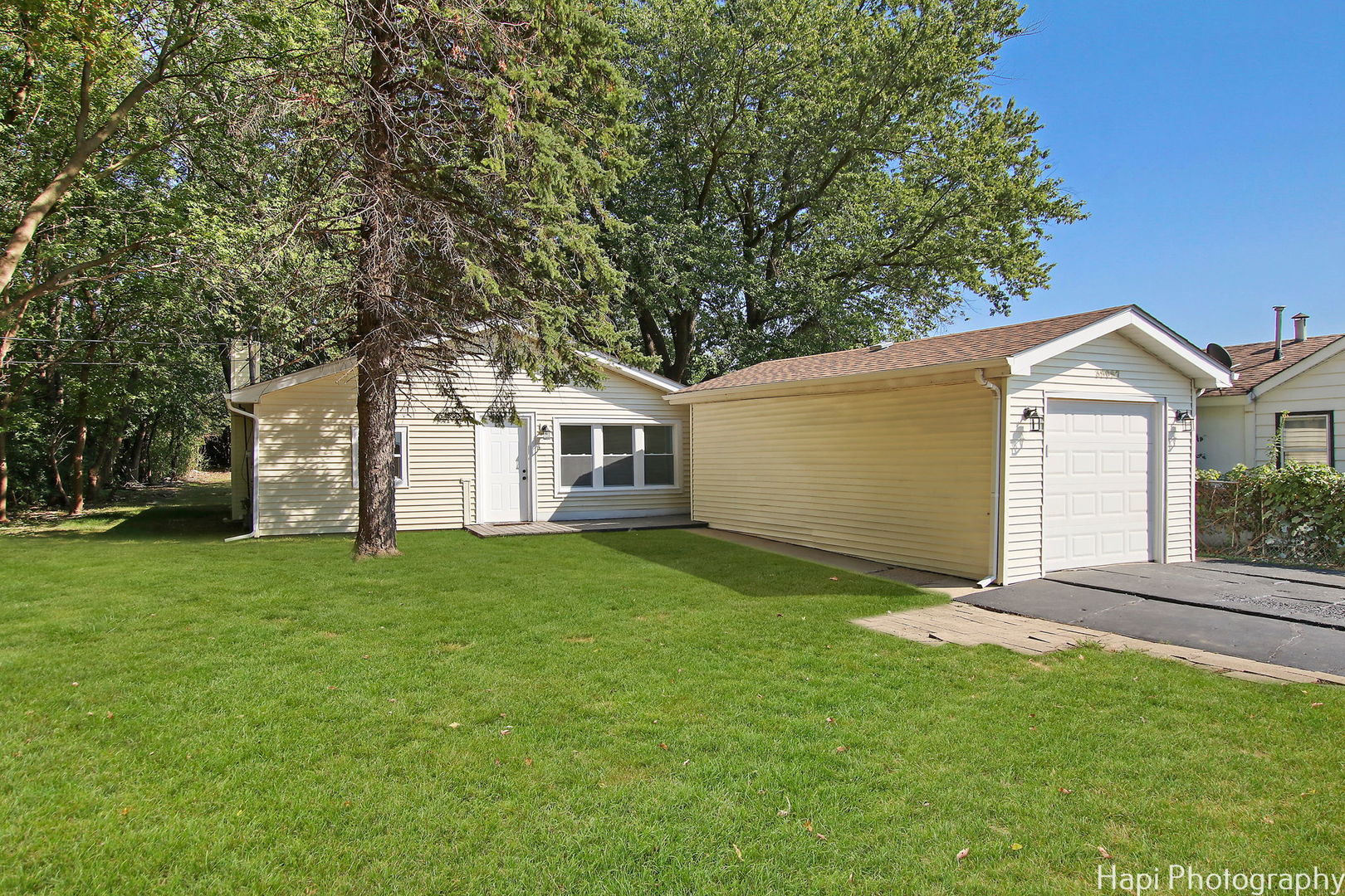 a view of a yard with a house