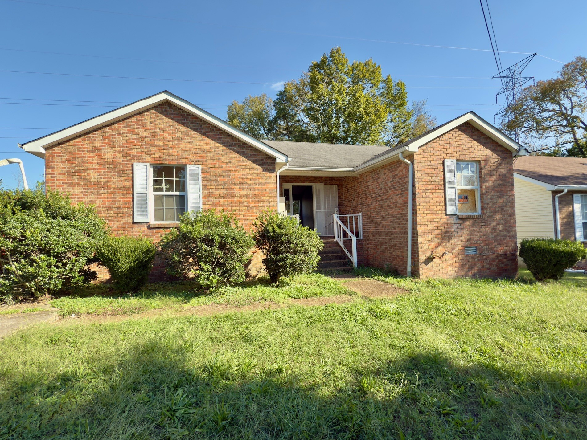 a view of a house with yard and plants