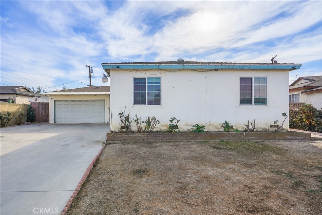 front view of house with a yard