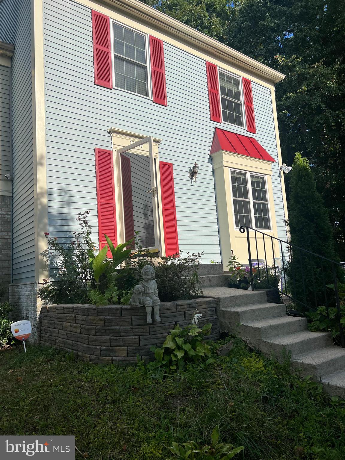 a view of a house with backyard and garden