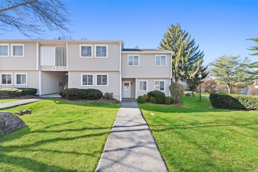 View of front of house featuring a front yard