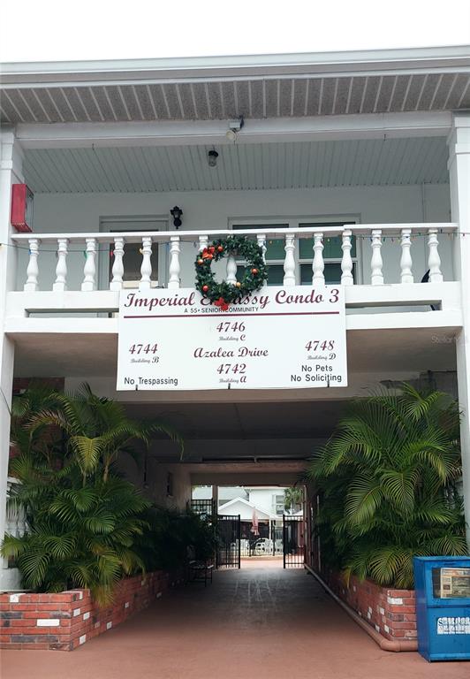 a view of entryway front of house