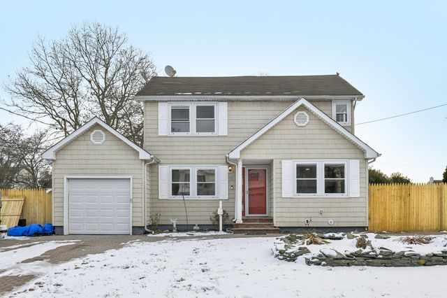 $794,500 | 73 Pequot Lane | East Islip