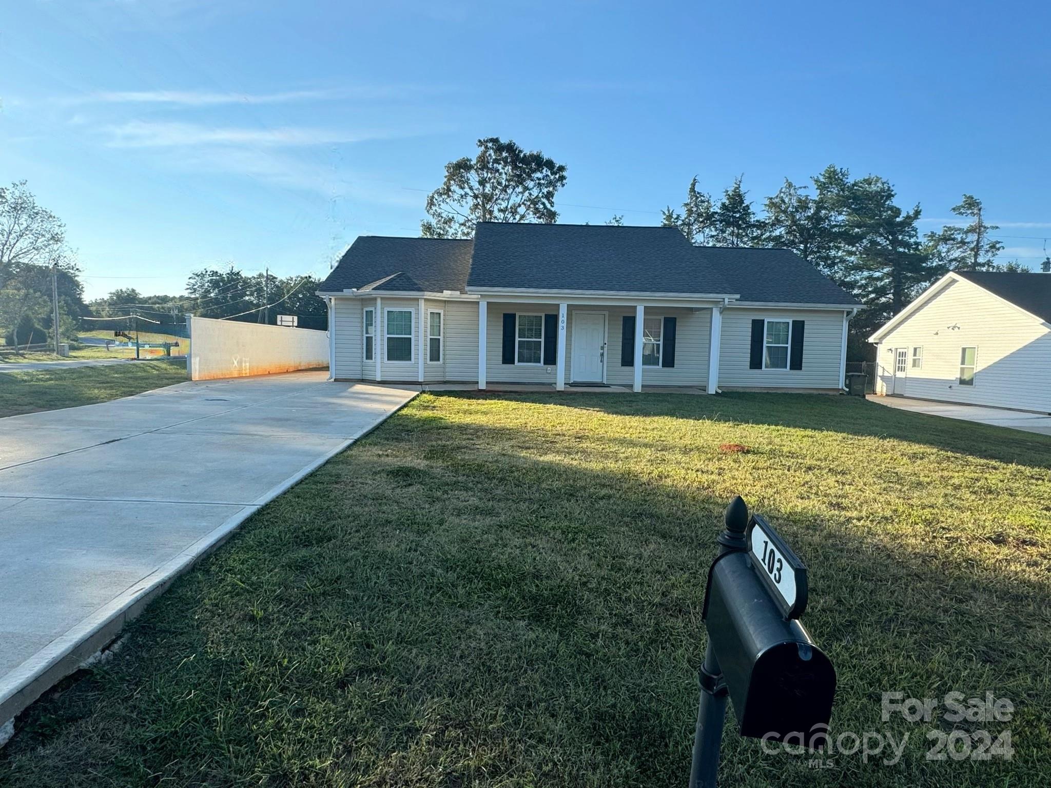 a view of a house with a yard