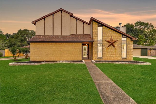 $425,000 | 1807 Talon Drive | Friendswood