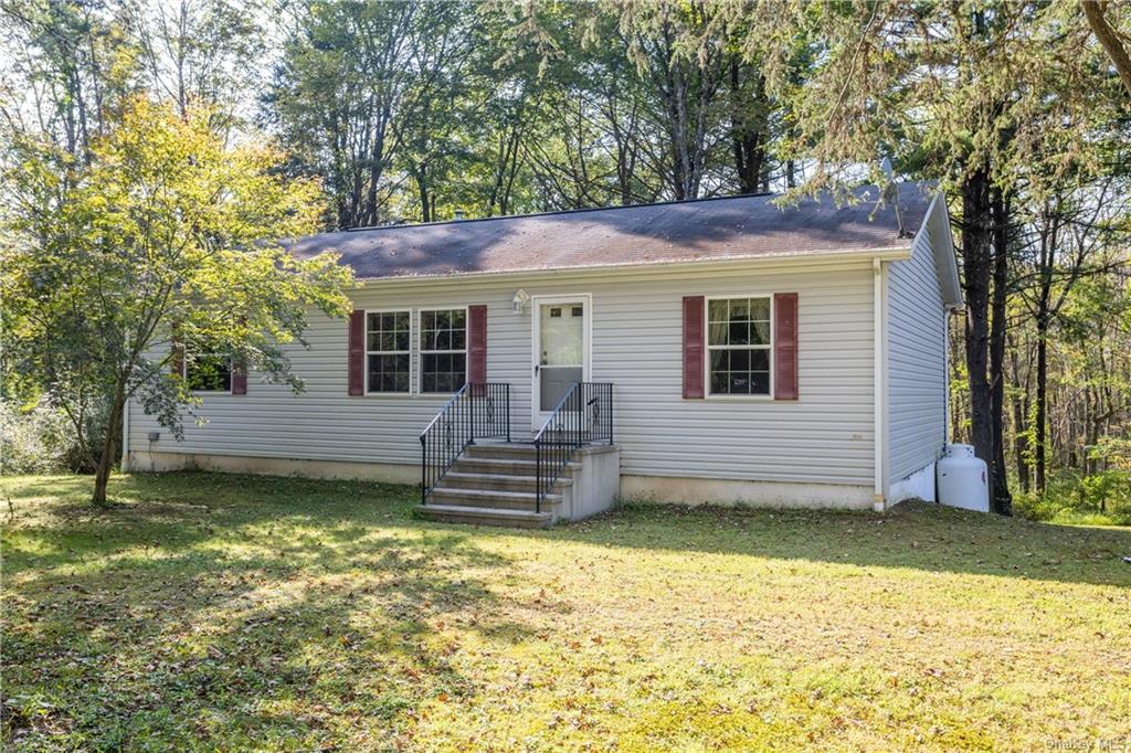 a view of a house with a yard