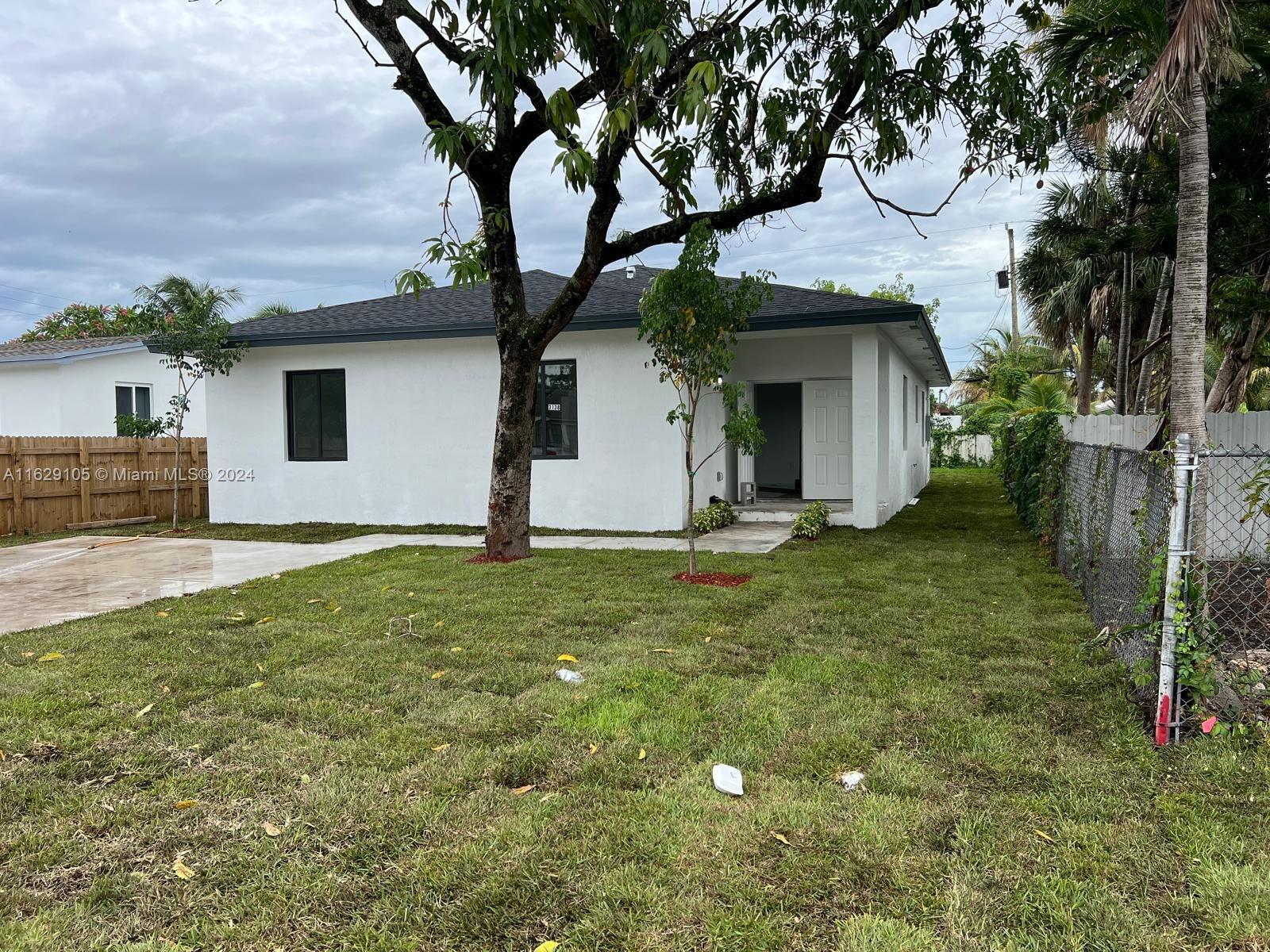 a view of house with a yard