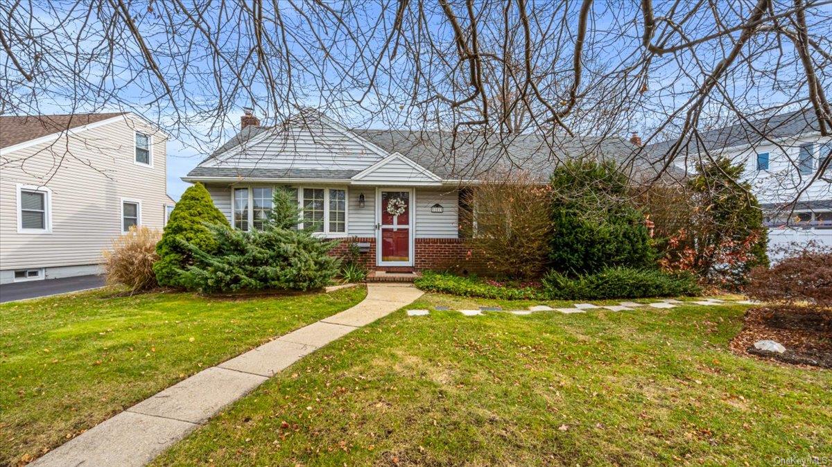 Bungalow featuring a front lawn