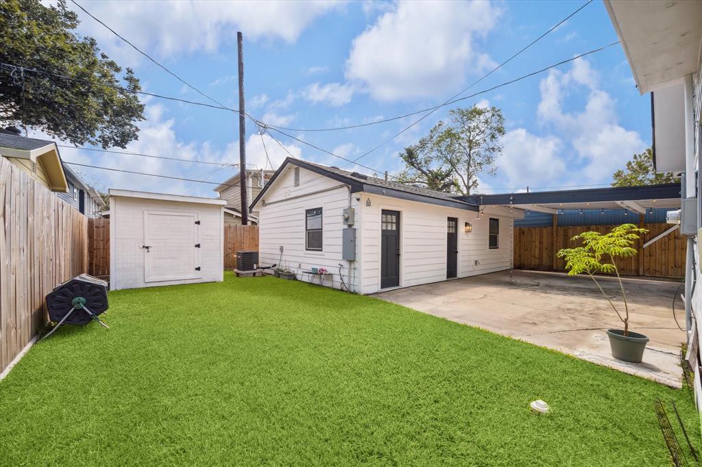 a view of a house with backyard and garden