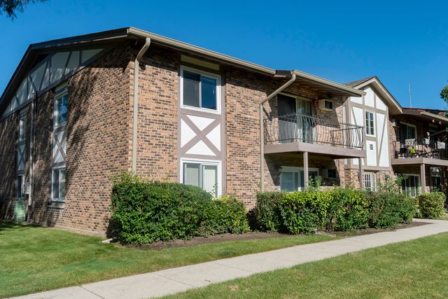 $166,900 | 9-s025 Lake Drive, Unit 10208 | Downers Grove Township - DuPage County