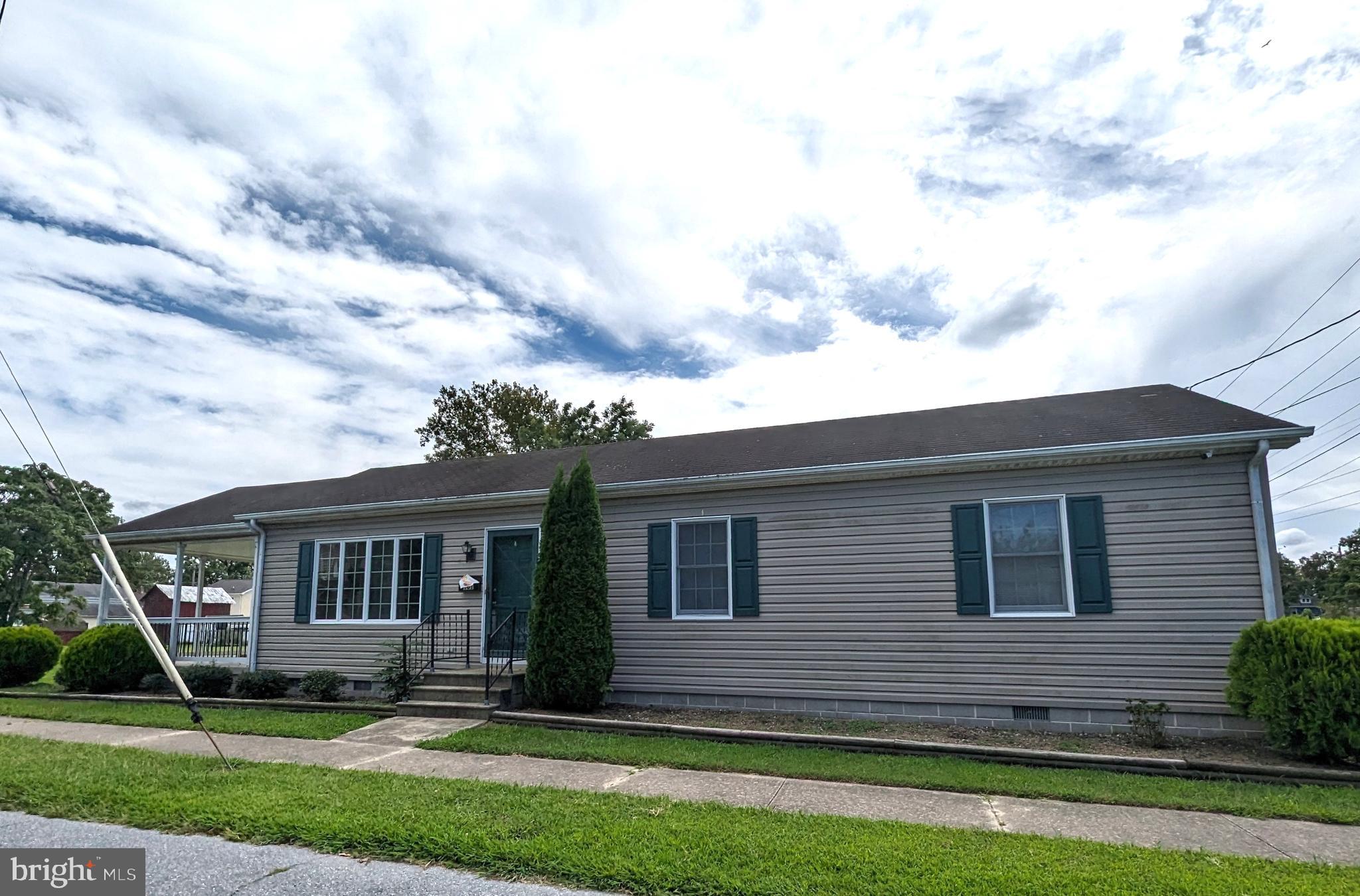 a view of house with a yard