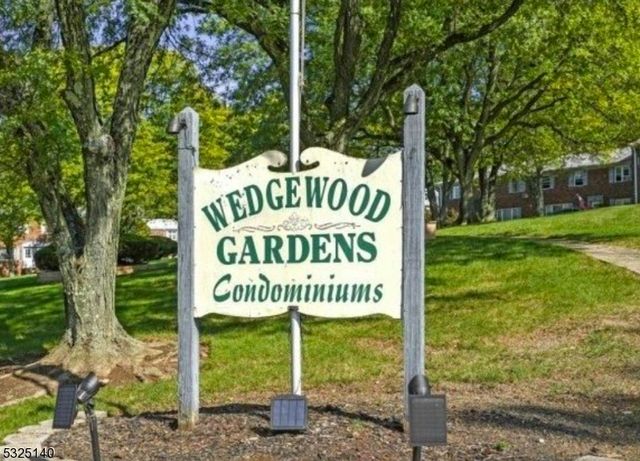 $295,000 | 39 Wedgewood Drive, Unit 111 | Verona North Side