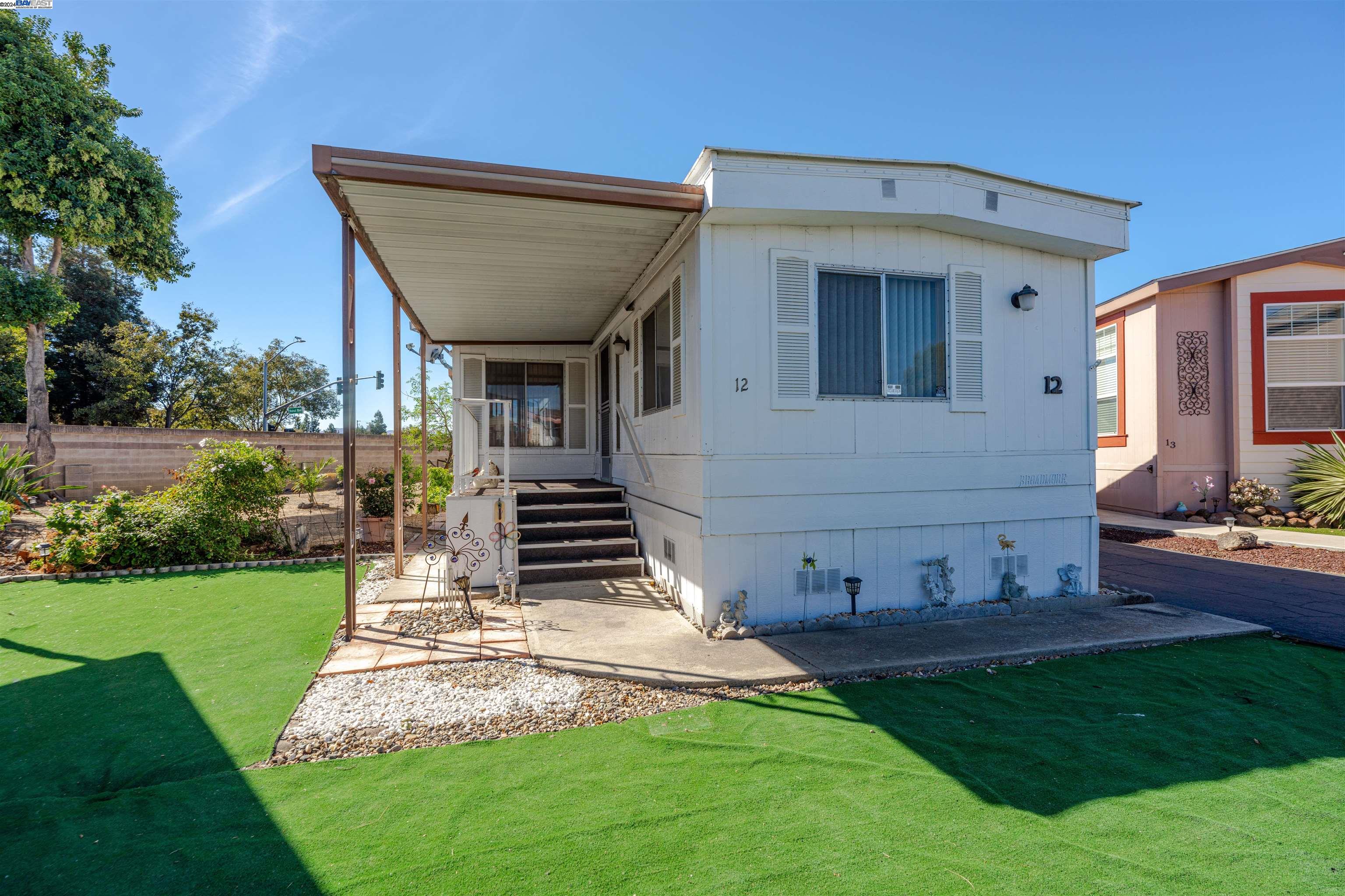 a view of a house with backyard