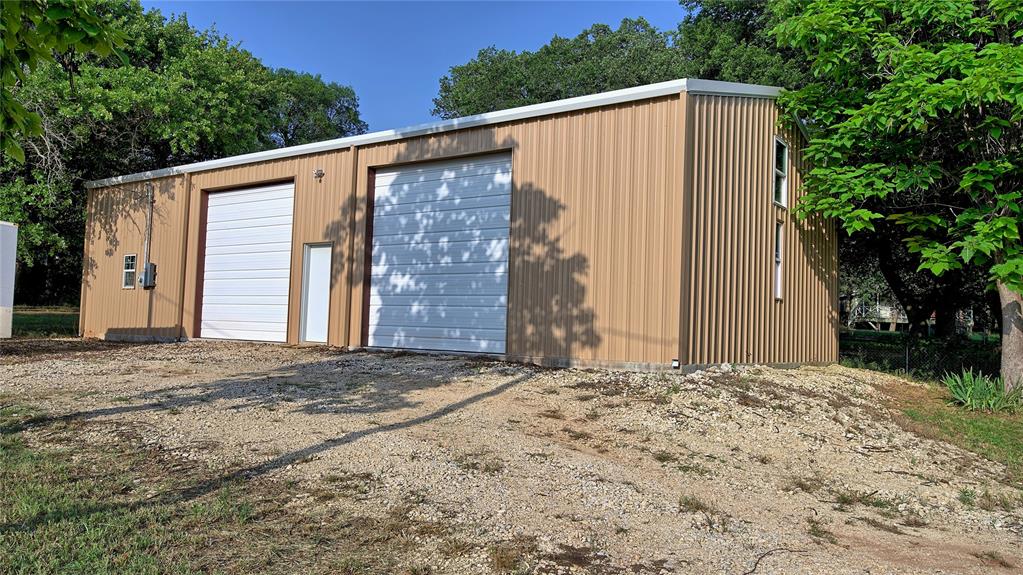 a view of a house with backyard and tree