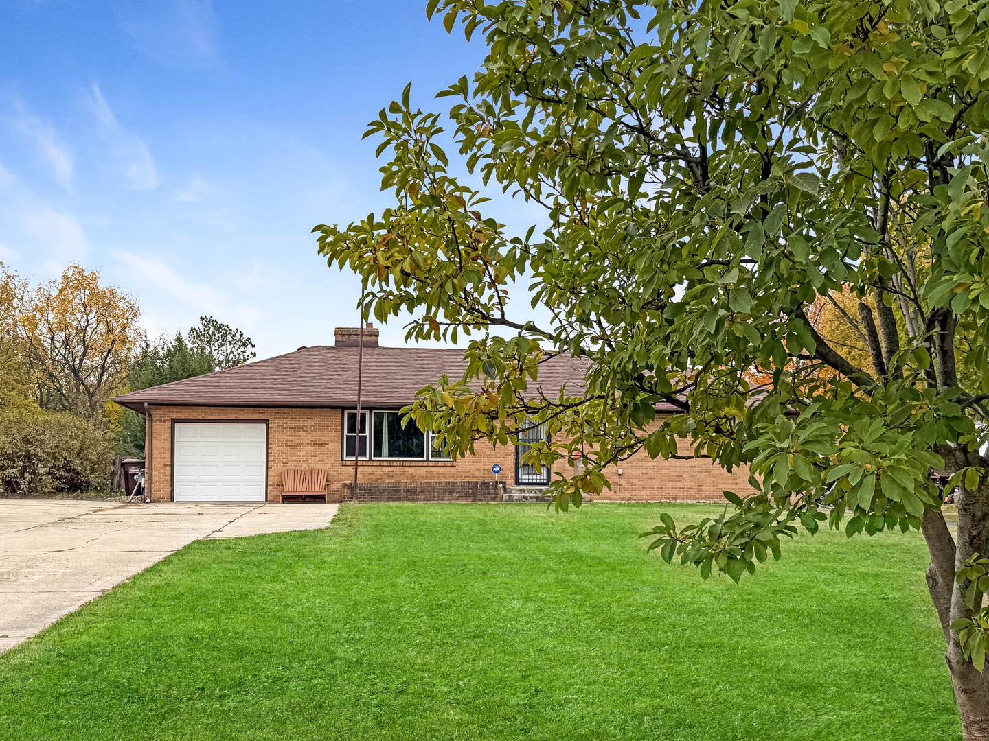 a view of a house with a backyard