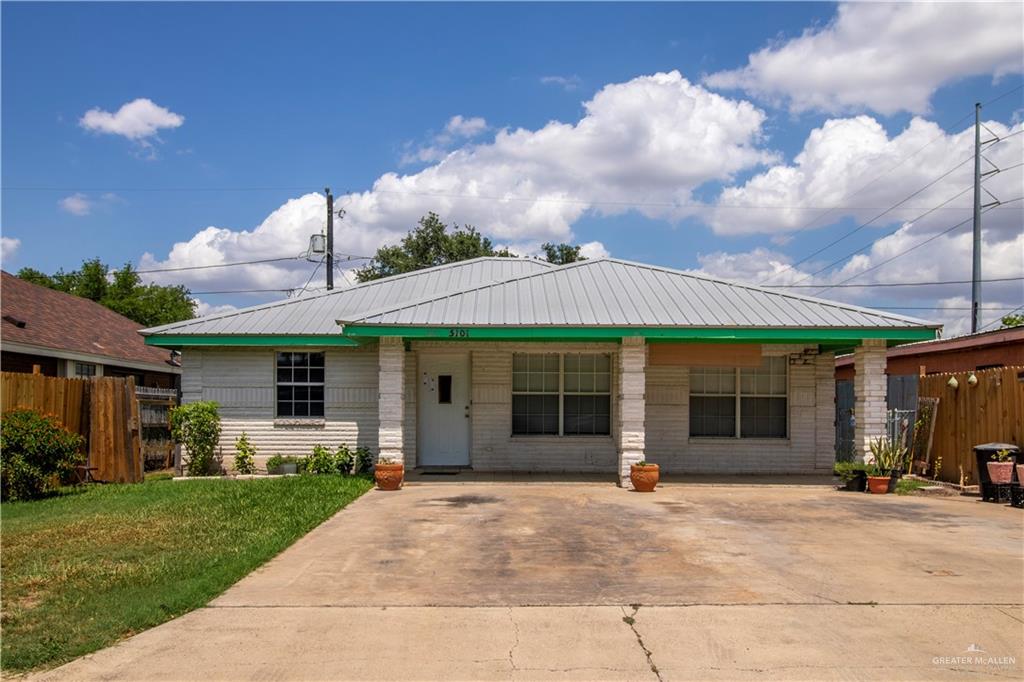 a view of a house with backyard and porch