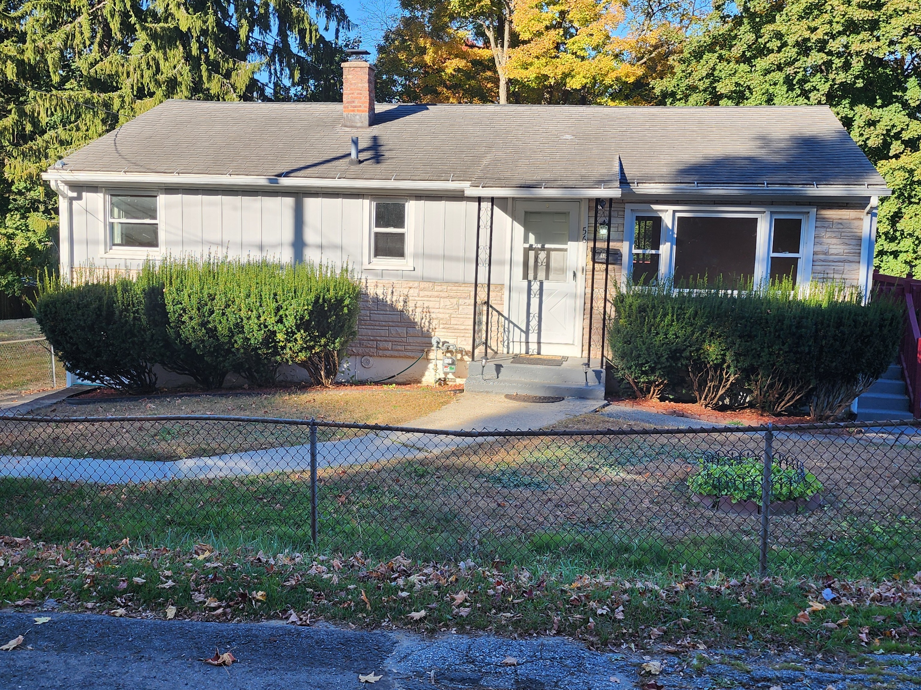 a view of a house with backyard and garden