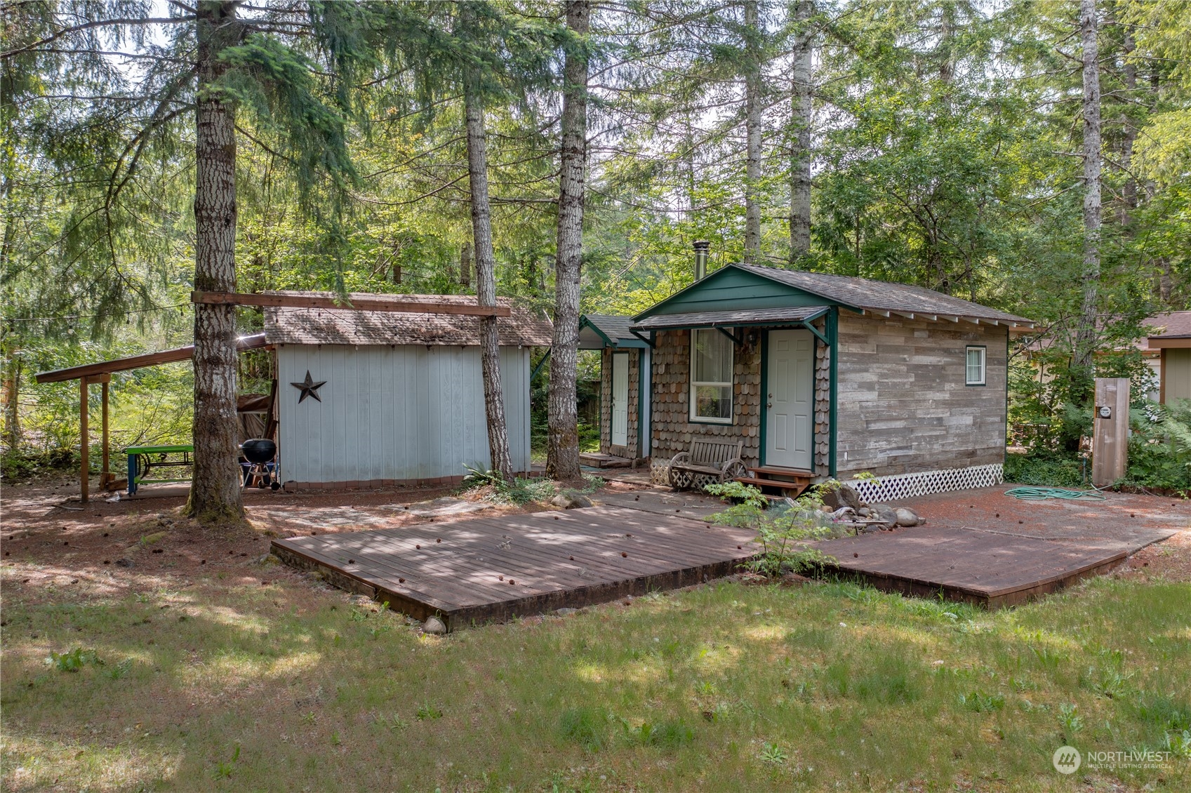 a view of a house with backyard and garden