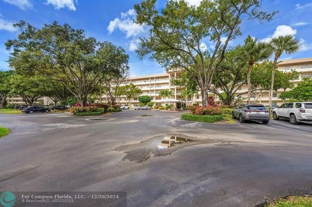 $345,000 | 3970 Oaks Clubhouse Drive, Unit 207 | Palm Aire