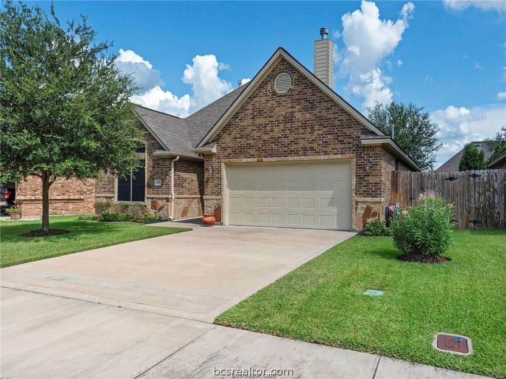 a view of a house with a yard