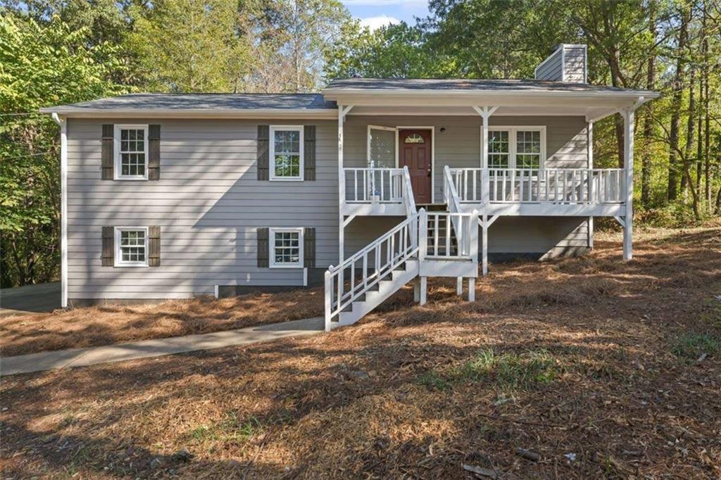 a view of a house with a yard