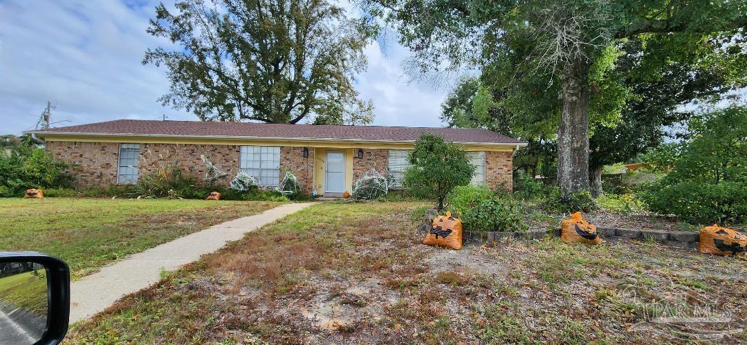 a view of a house with backyard and garden