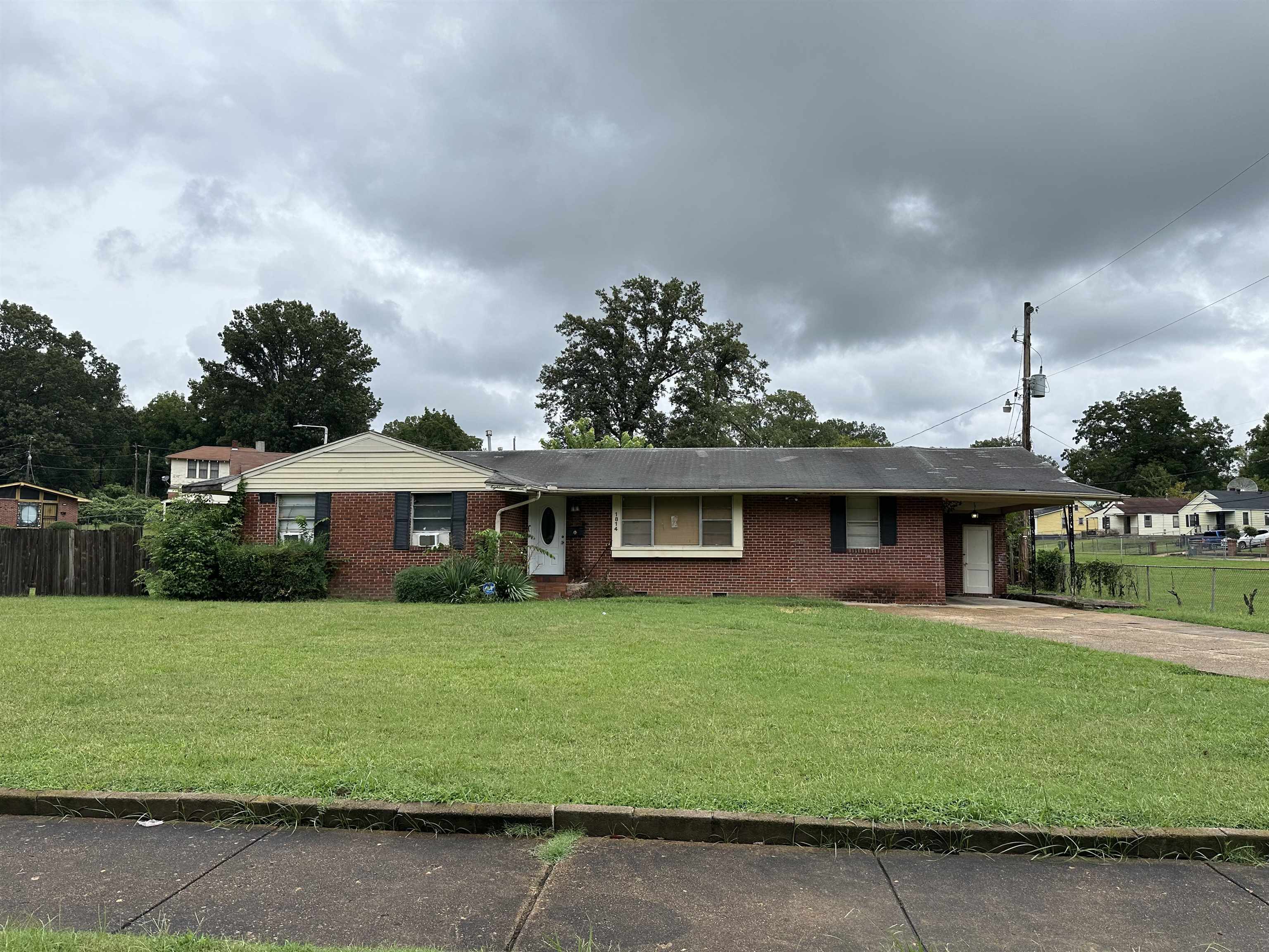 Ranch-style house featuring a front lawn