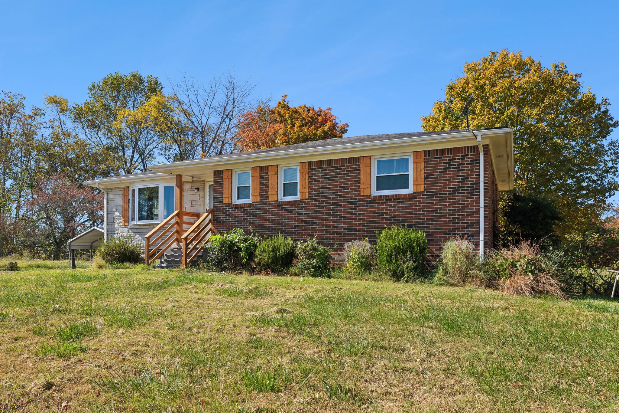 a view of a house with a yard