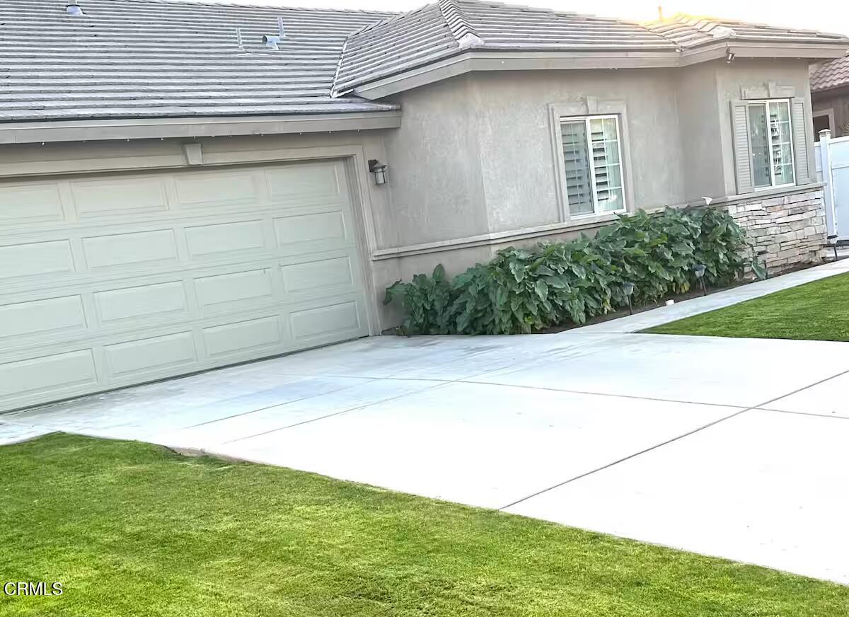 a view of a backyard space