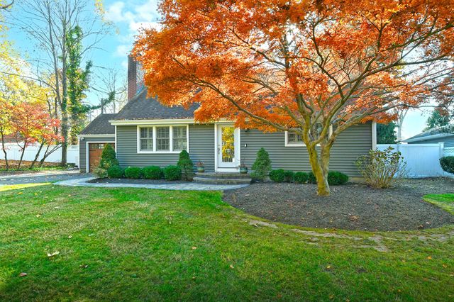 $750,000 | 12 Darling Avenue | Smithtown Hamlet