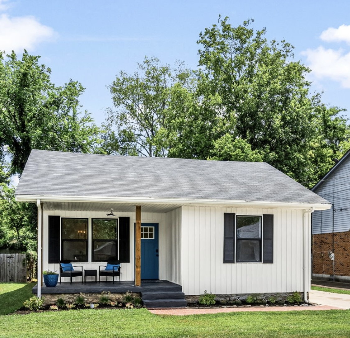 a view of front of house with yard