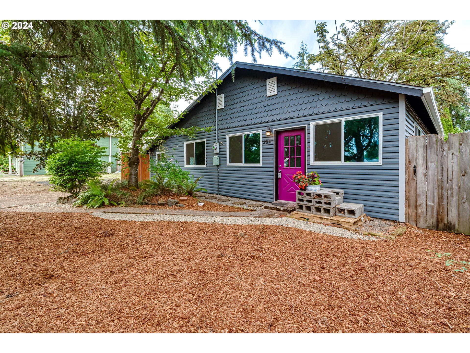 a view of front of a house with a yard