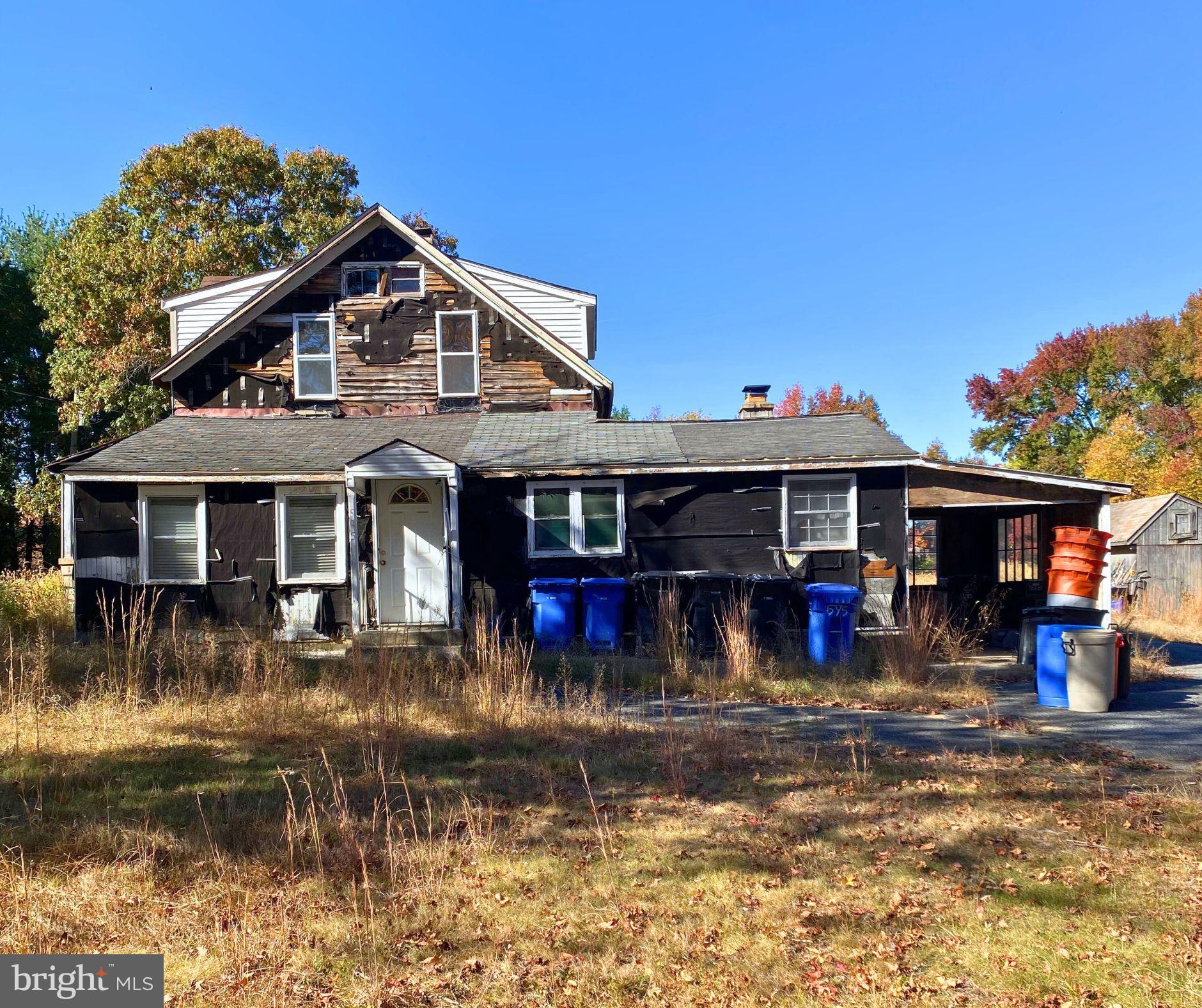 a view of a house with swimming pool next to a yard