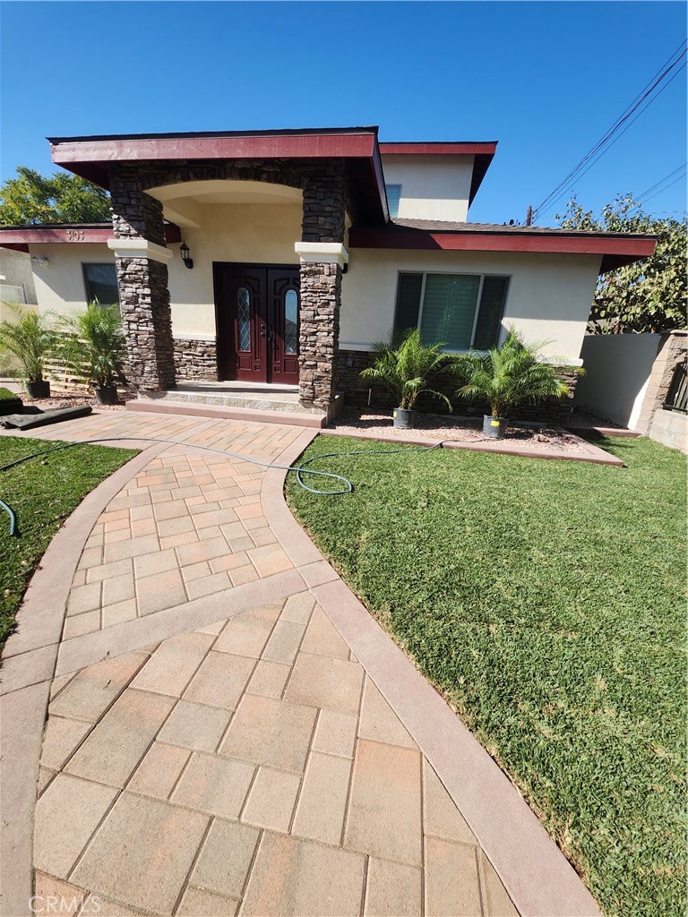 a view of a house with backyard and porch