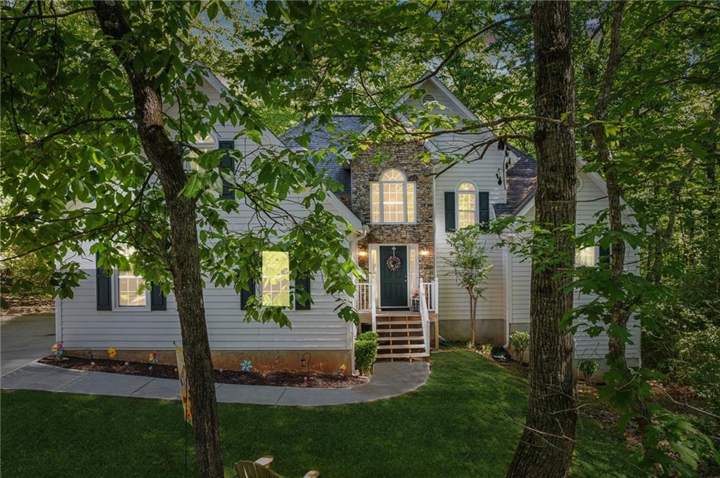 a view of a house with a yard