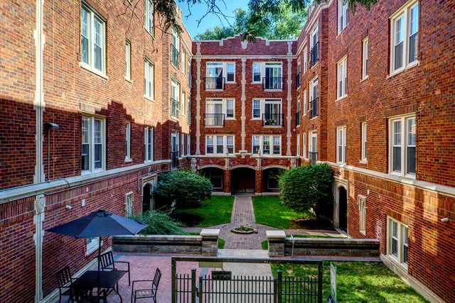 $2,400 | 7330 North Damen Avenue, Unit 2 | East Rogers Park